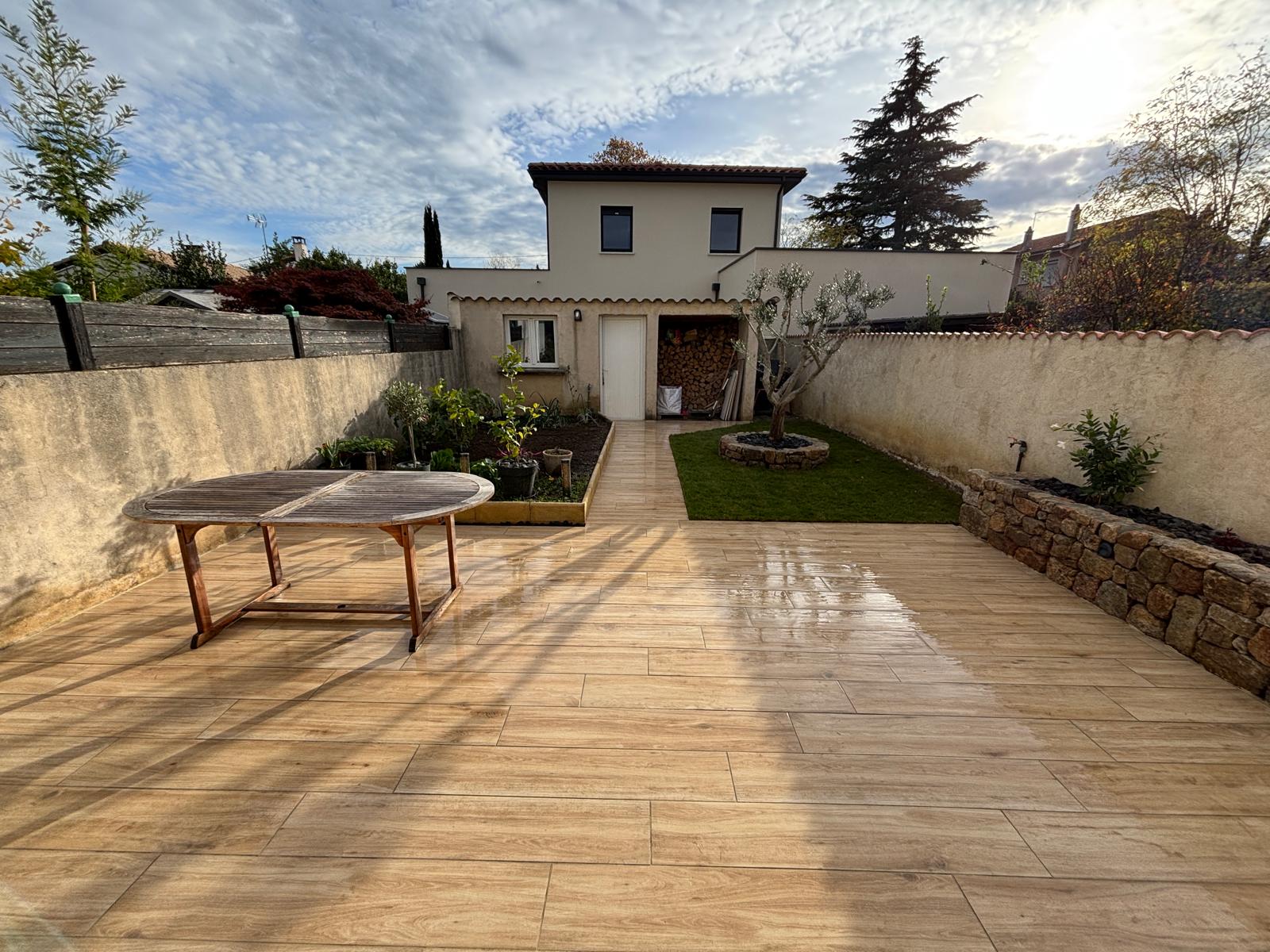 amenagement_terrasse_gazon_mur_carrelage (14)